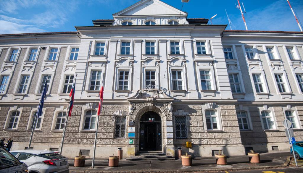 Mariborska občina zaposluje: Preverite, koliko znaša izhodiščna plača