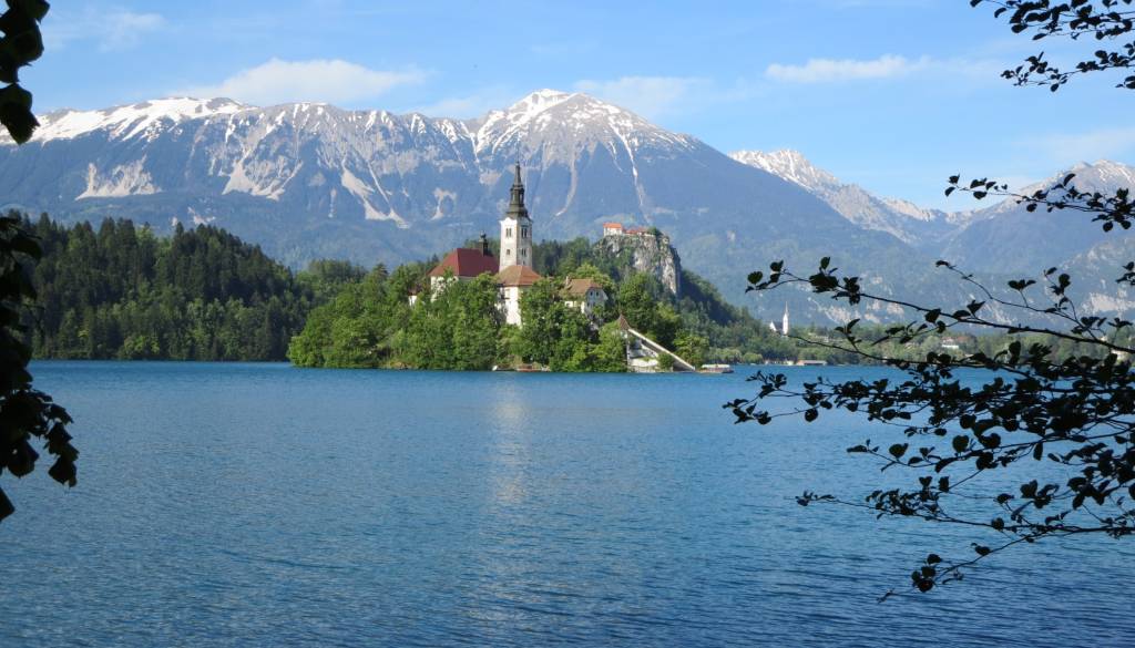 V Blejsko jezero padel voziček z otrokom, junak pa hitro v vodo za njim