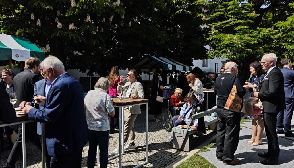 FOTO in VIDEO: Zakulisje praznika Ljubljane: Obložene mize, znani obrazi in šepetanja o ločenem druženju