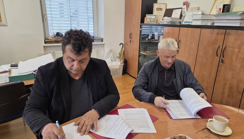 Podpis pogodbe za projekt, ki bi občini lahko prinesel nova stanovanja in prebivalce