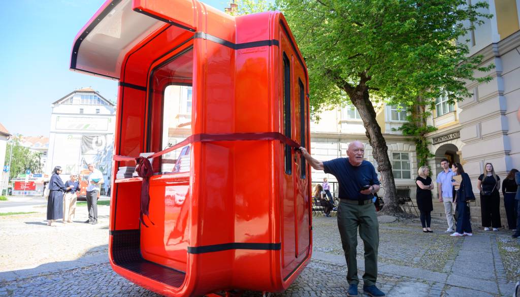 FOTO in VIDEO: V Mariboru odprli prenovljeni kiosk K67, obiskal ga je tudi njegov legendarni oblikovalec