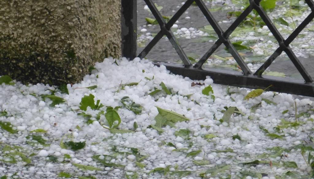 Vijolično oporozilo za Štajersko, velika verjetnost nastanka toče