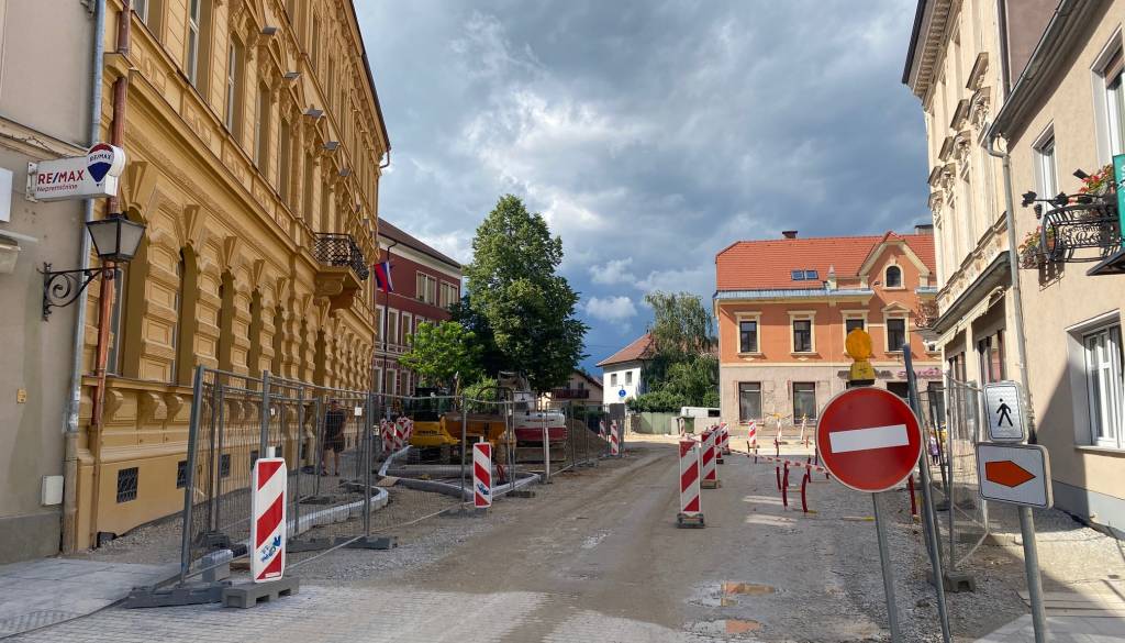 Dela v križišču pri Upravni enoti Ptuj so se zavlekla, zapora ostaja do 30. junija