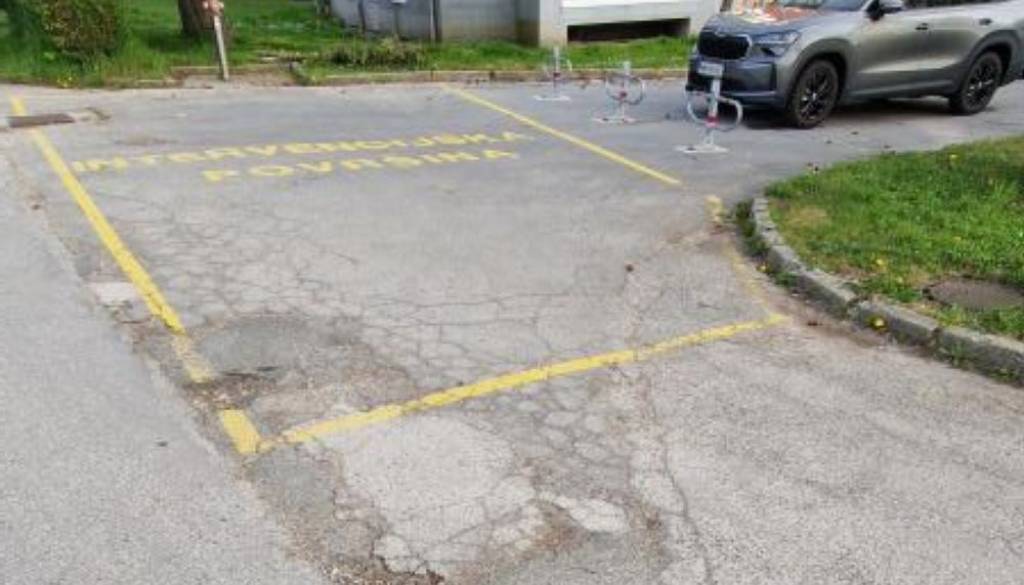 Poškodovana cesta ob gasilskem domu na Ptuju, občani zahtevajo ukrepanje