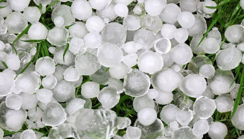 Vijolično opozorilo za Pomurje: Nevihte lahko prinesejo tudi točo