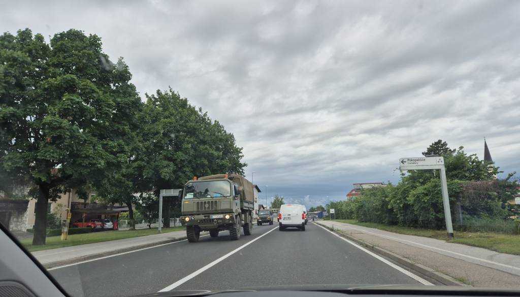 FOTO in VIDEO: Kaj se dogaja? Skozi Mursko Soboto zapeljala španska vojaška vozila
