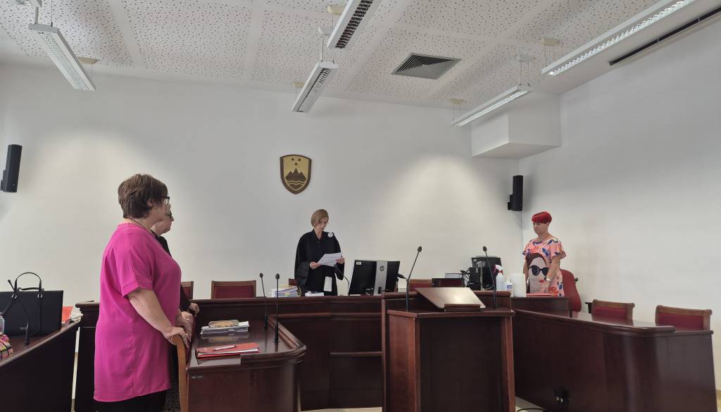Saga knjižnica na sodišču dobila epilog, sodnica izrekla oprostilno sodbo Suzani Lukovnjak