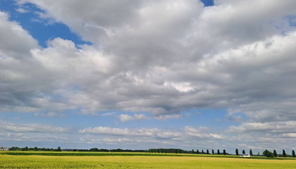Močne nevihtne celice nad Slovenijo, meteorologi izdali vijolična opozorila