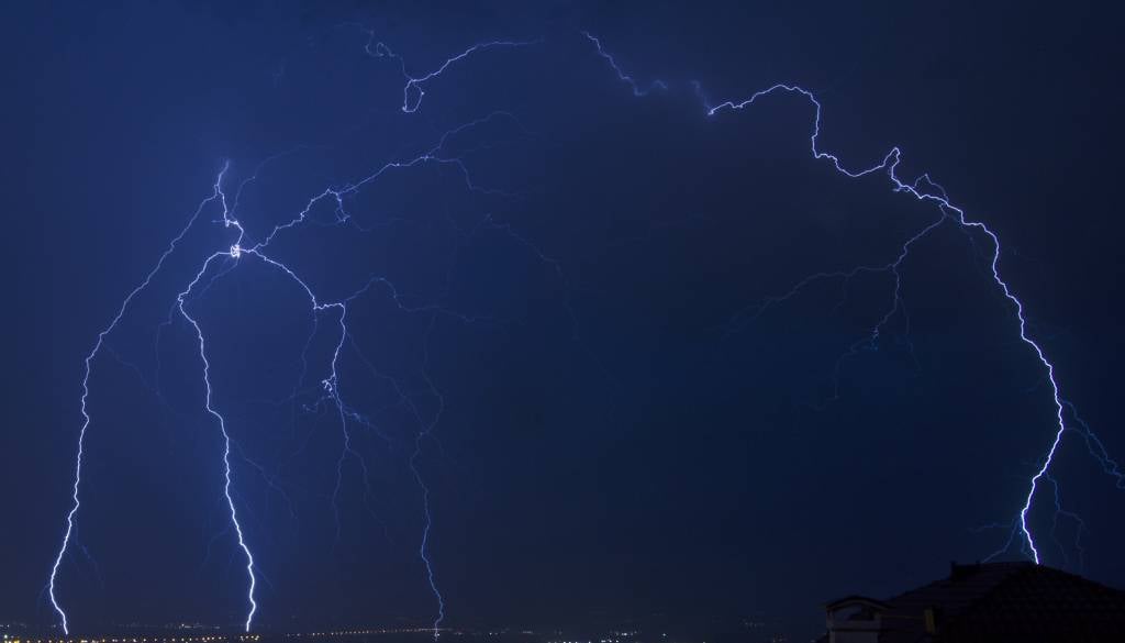 Dramatično opozorilo meteorologov: nevihtni sistem hitro proti osrednji Sloveniji