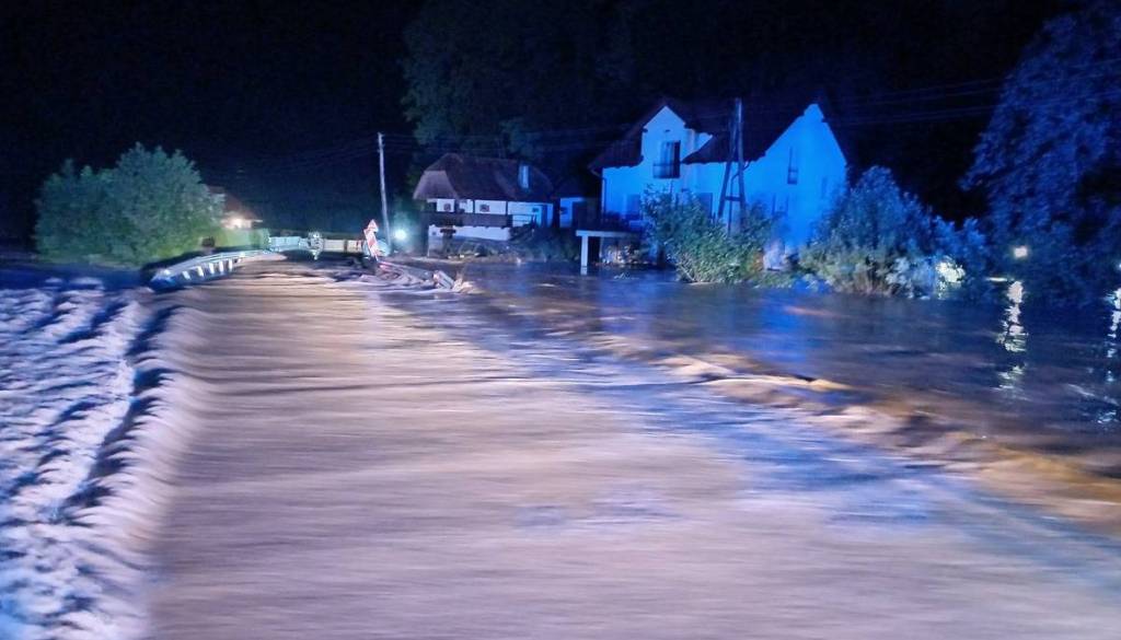 FOTO: Milijonska škoda po včerajšnjem neurju: Narasle vode poškodovale mostove in sprožile zemeljske plazove