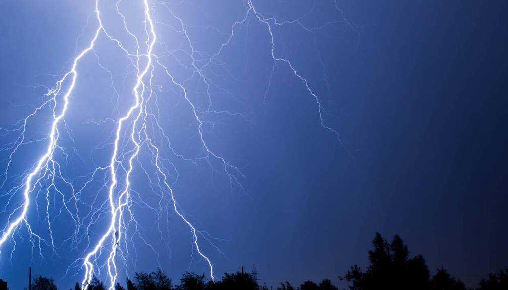 V naših krajih v uri in pol zabeležili več kot 1200 strel, zvečer spet grozijo močnejše nevihte