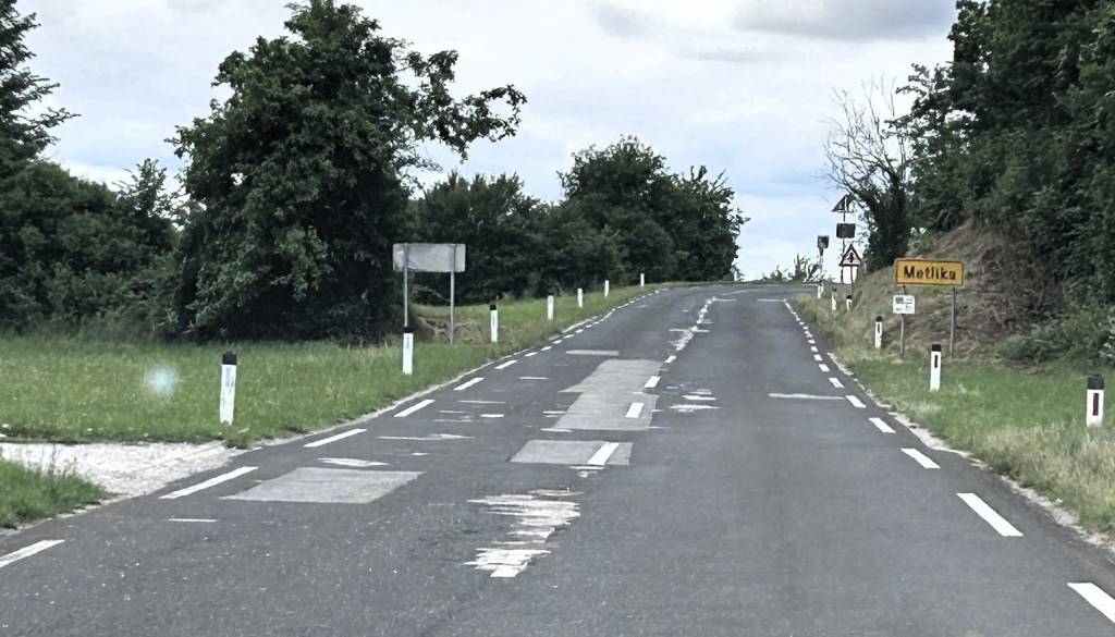 Končno! Po več letih bodo prenovili regionalno cesto med Metliko in Svržaki