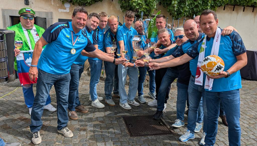 FOTO in VIDEO: Slovenska vinska reprezentanca pred Najstarejšo trto proslavila naslov evropskega prvaka