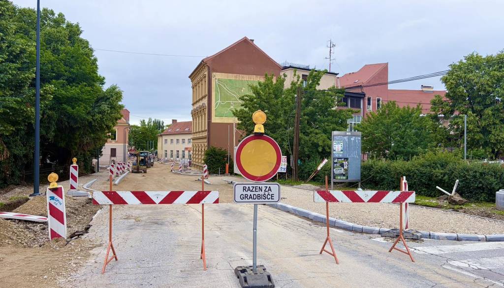 Ptujčani, pozor! Pri Upravni enoti Ptuj popolna zapora Slomškove ulice
