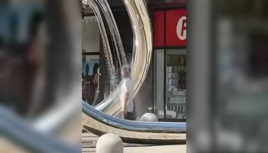 VIDEO: Vročina v Ljubljani? Moški se je stuširal kar pod fontano na Slovenski
