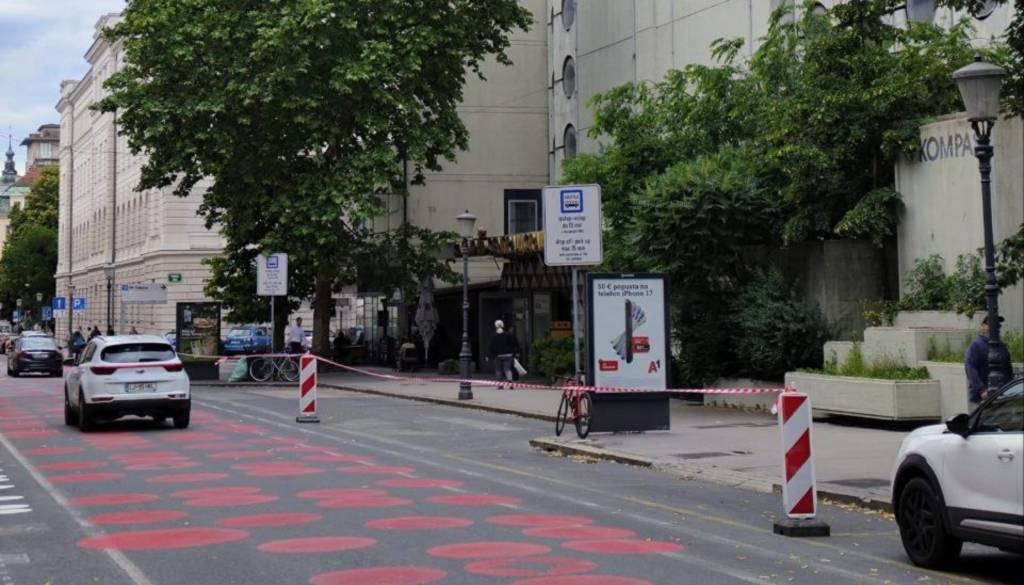 FOTO: Miklošičeva se prilagaja novemu prometnemu režimu, umaknili so se avtobusi 