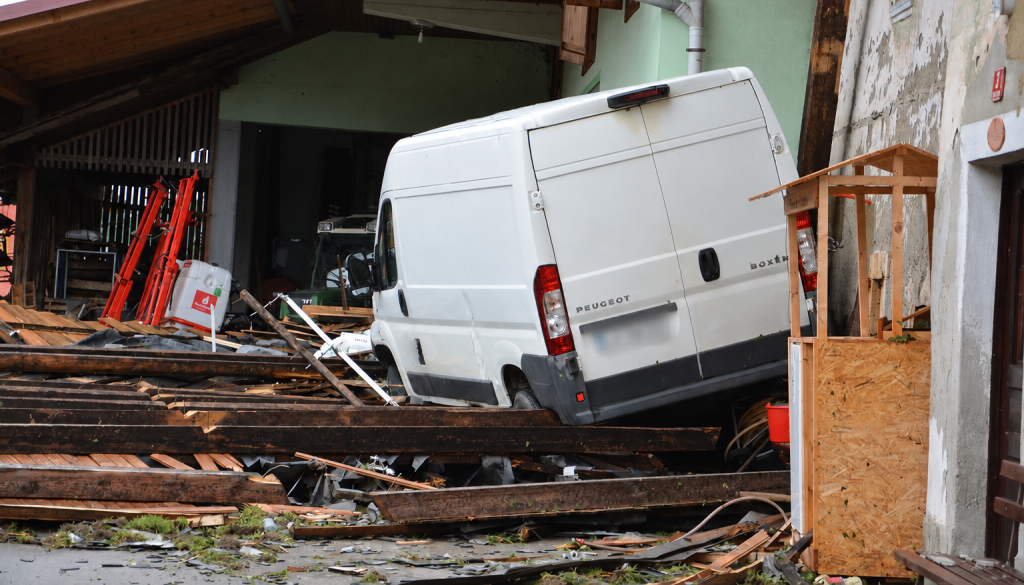 FOTO: V Komendi gasilci, civilna zaščita, vojska in elektro, prihaja tudi Janez Janša