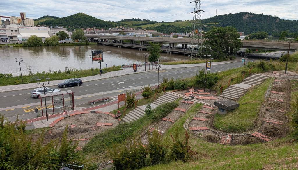 FOTO in VIDEO: Stopnišče na Greenwichu vendarle dočakalo prenovo, preverili smo, kako napredujejo dela