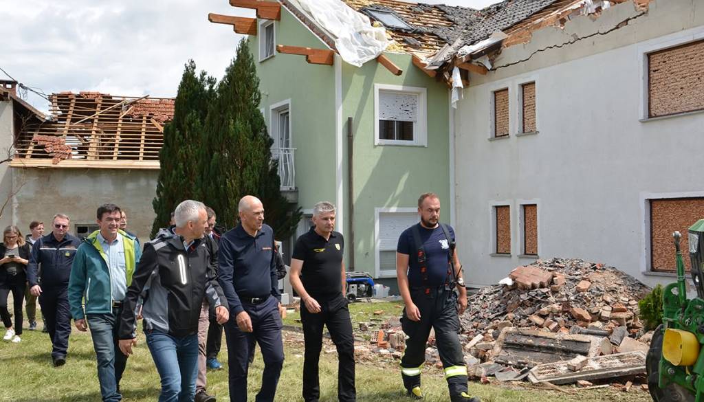 VIDEO: Posnetek iz zraka kaže katastrofo, nevarnost ostaja, zato v Komendi zelo previdno