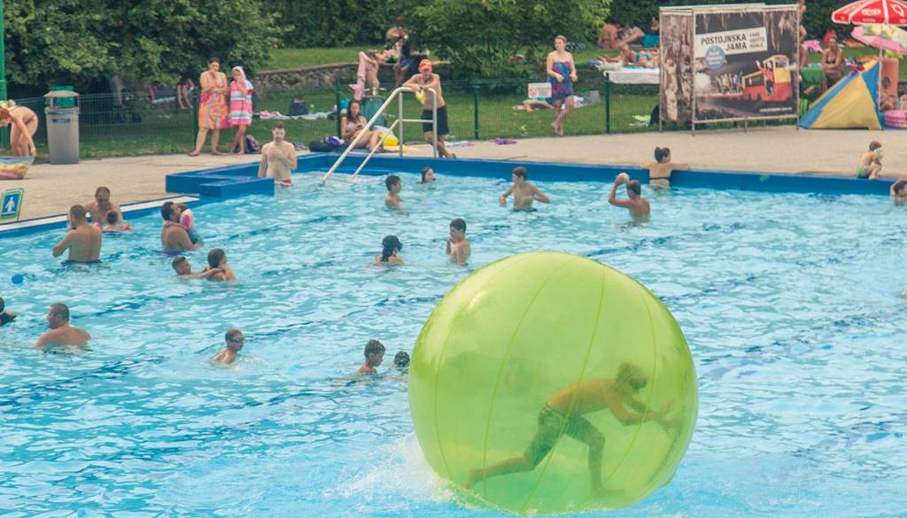 Brezplačno kopanje in posebno darilo za deklice: Tako danes začenjajo poletje v Kamniku