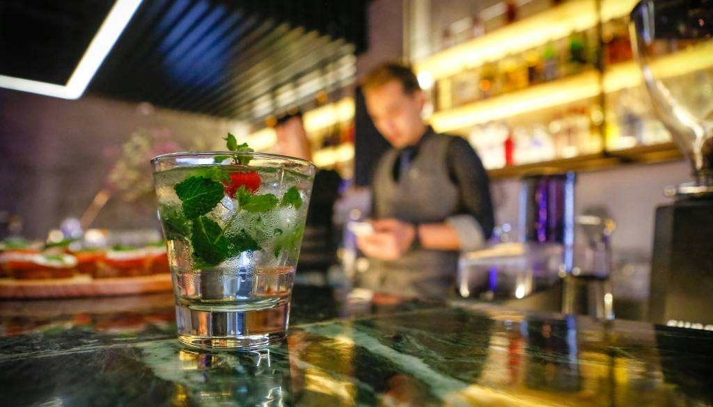 Izkoristil gnečo v ljubljanskem lokalu in izza pulta izmaknil denarnico, pobeg se mu ni posrečil