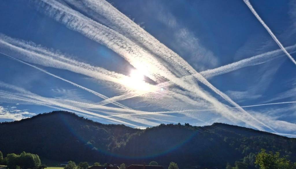 Kaj v resnici pomenijo bele sledi za letali? Meteorologi zavračajo teorije zarote