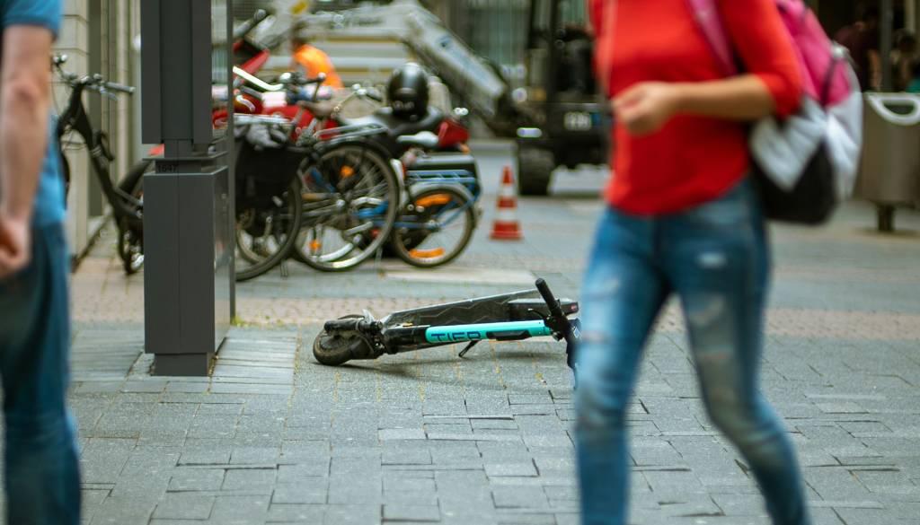 Voznik avtomobila v Ljubljani trčil v voznika električnega skiroja, ta huje poškodovan