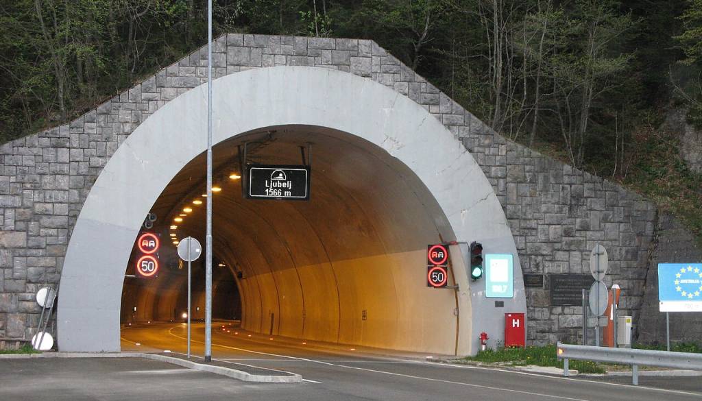 Avstrija podaljšuje nadzor na meji s Slovenijo, razlog ostajajo migracije