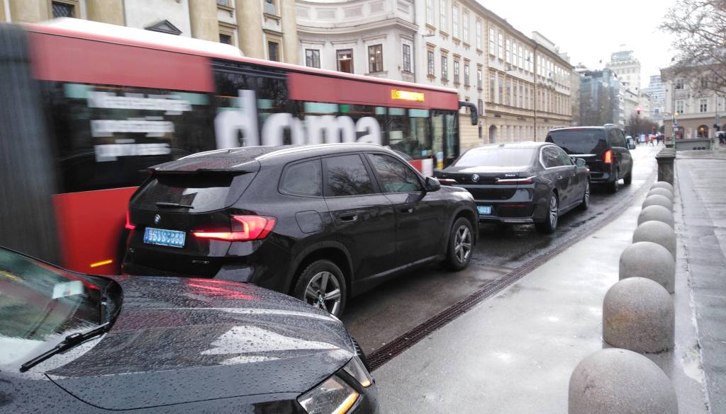 FOTO: Pri Kongresnem trgu odstranili zaščito za kolesarje. »Kje naj sedaj vozimo?«