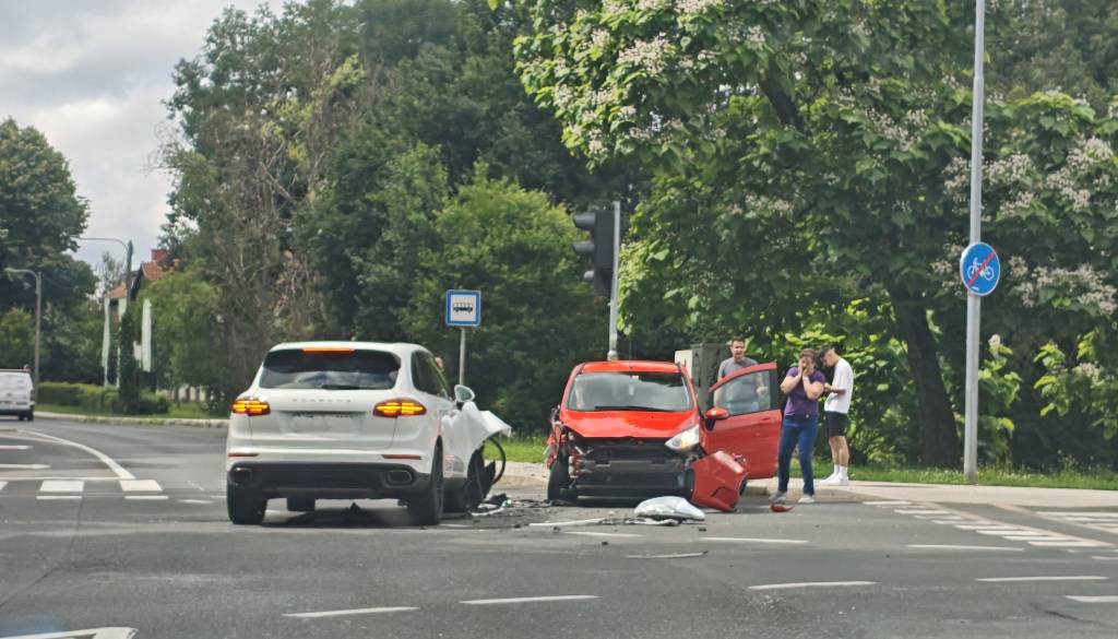 V križišču v Rakičanu trčila avtomobila, promet oviran
