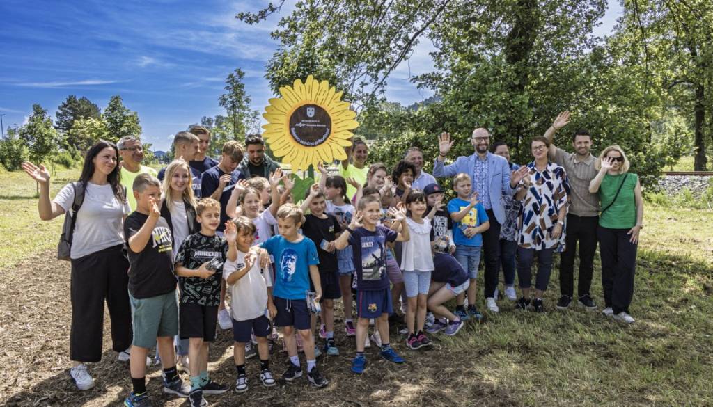 FOTO: Na Štajerskem s sončnicami počastili 180. obletnico prihoda prvega vlaka