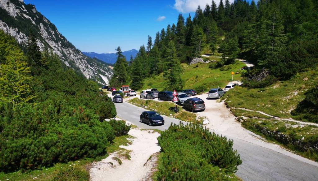 Gneča, neupoštevanje pravil in zapornice: Kaj se dogaja na Vršiču?