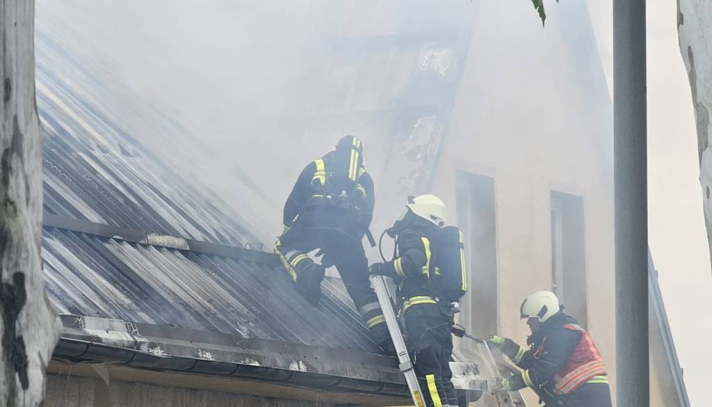 FOTO in VIDEO: Požar na Ptuju: Na Ormoški cesti zagorela stavba, aktivirani vsi ptujski gasilci