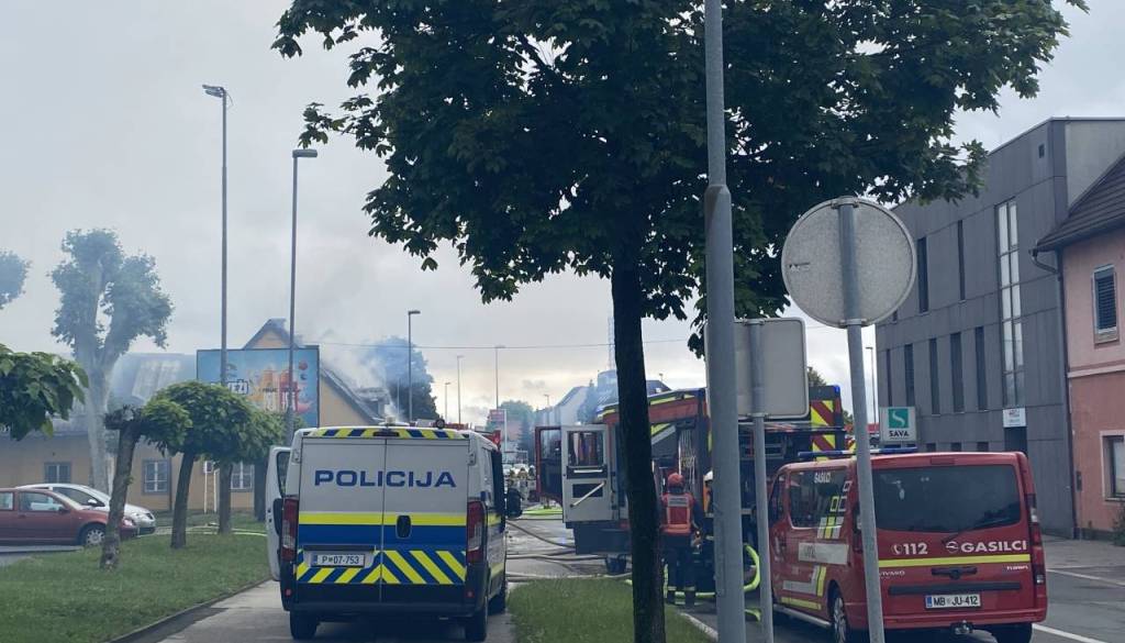 Požar na Ormoški cesti uničil podstrešje, škode po neuradnih ocenah za več kot 100.000 evrov