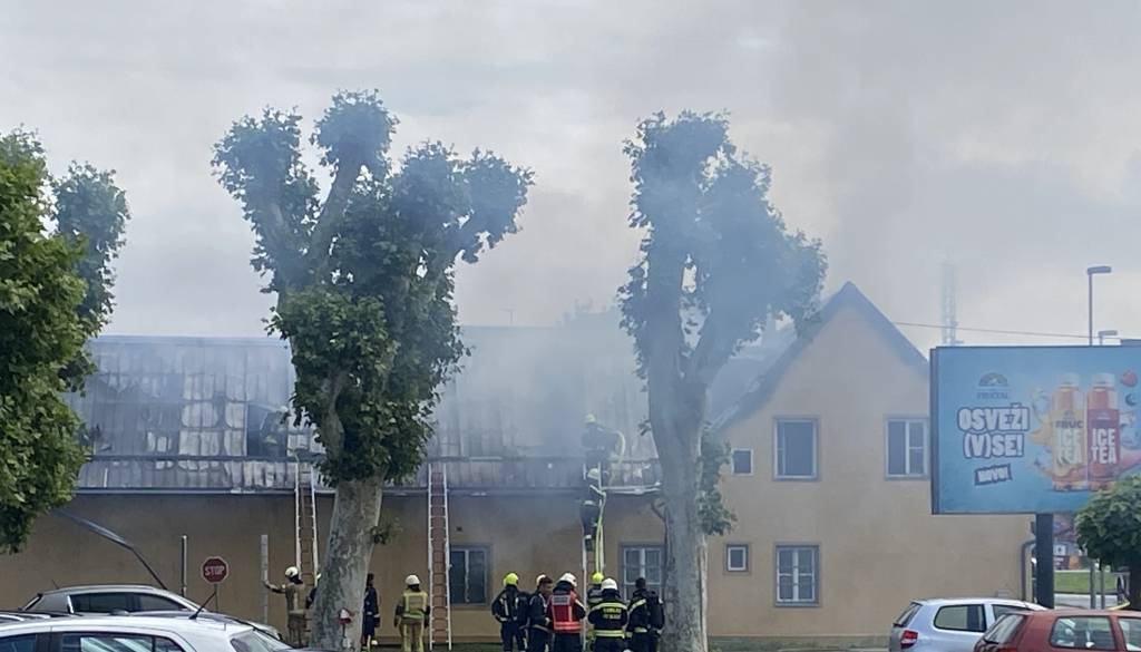 FOTO in VIDEO: Obsežen požar: Ogenj zajel celotno stavbo, nad območjem se vije gost dim