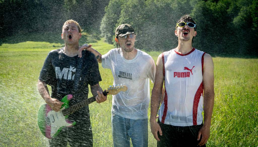 »BTW, sploh nisem mel nobene rože«: Štajerski band z novo skladbo o ponesrečeni ljubezni