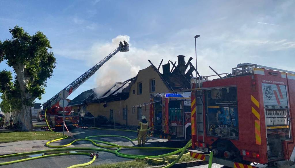 FOTO in VIDEO: Na pogorišču, kjer so bila uničena tri stanovanja, znova zagorelo