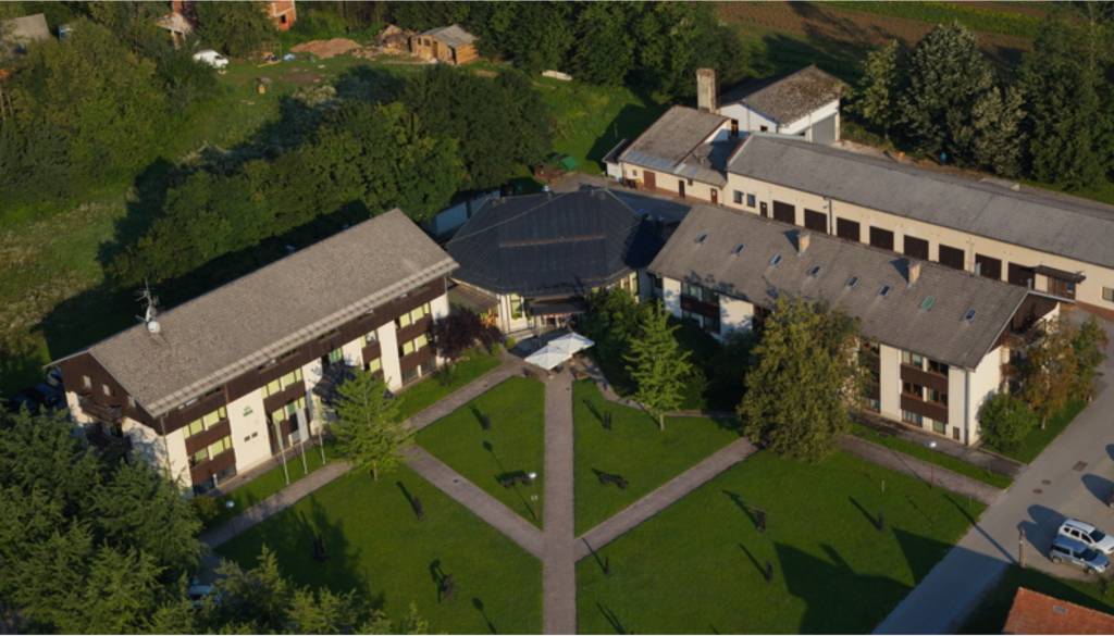 Na dražbi se je znašlo znano kočevsko posestvo, že varščina za resne znaša kar 30 tisoč evrov