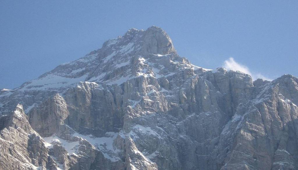 Tragična nesreča v slovenskih gorah: Padec v snežno konto usoden za planinca