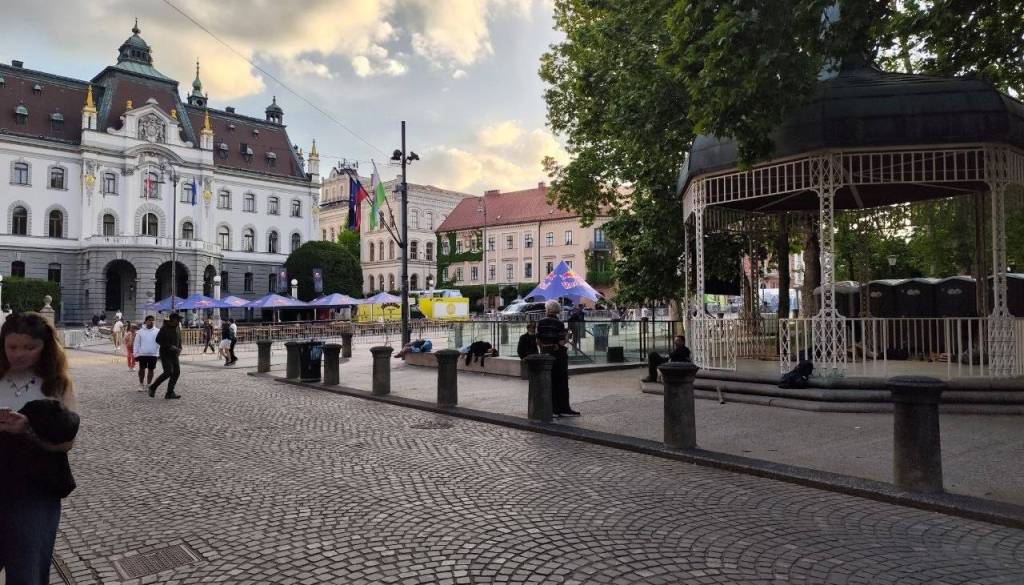 »Imajo ležišča in urinirajo ob platanah«: Kaj na pritožbe zaradi brezdomcev na Kongresnem trgu odgovarja Janković?