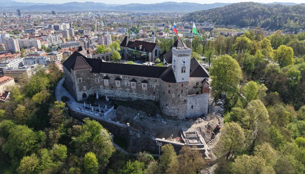 FOTO: Na Ljubljanskem gradu odkrili izgubljena srednjeveška vrata, ki so raziskovalce begala desetletja