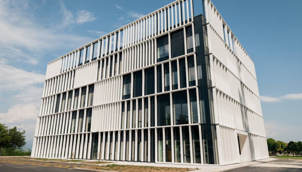 Sandoz v Ljubljani odpira biotehnološki center: 200 novih delovnih mest in milijardna vlaganja v Sloveniji