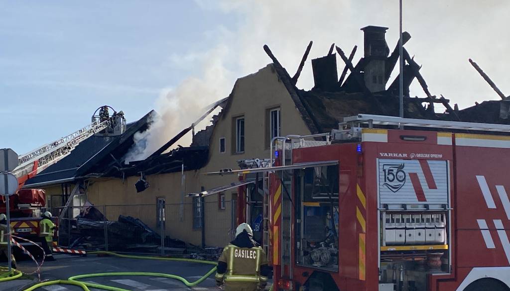 Bo družina po požaru ostala na cesti? Občina zatrjuje, da ne
