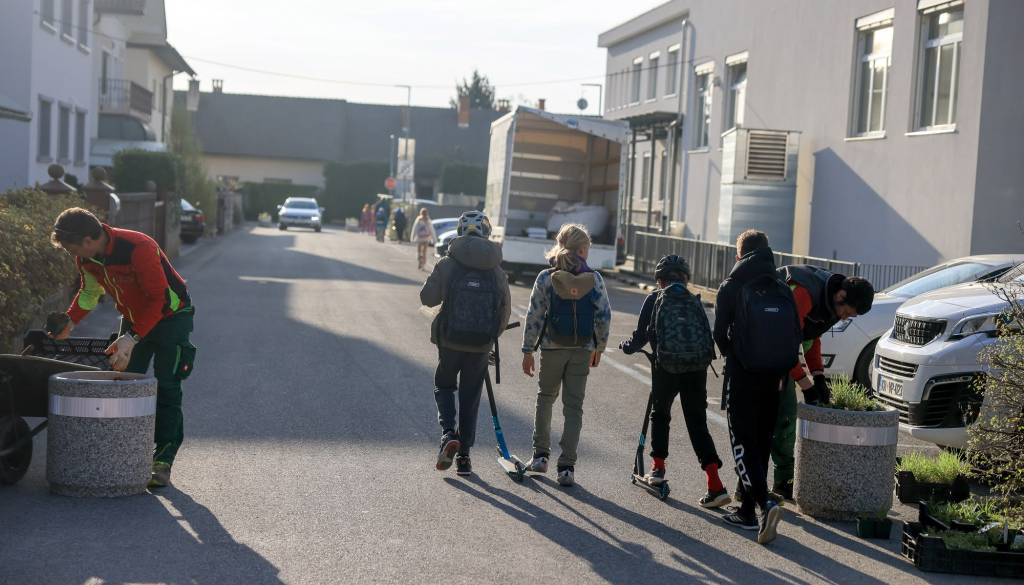 Šok za voznike v Kranju: Priljubljena bližnjica mimo šole je praktično izginila