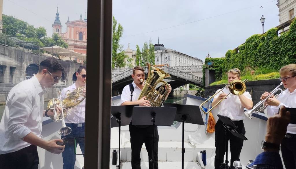 FOTO in VIDEO: Ljudje so se ustavljali ob reki in poslušali – Ljubljanica oživlja skoraj tisočletno tradicijo