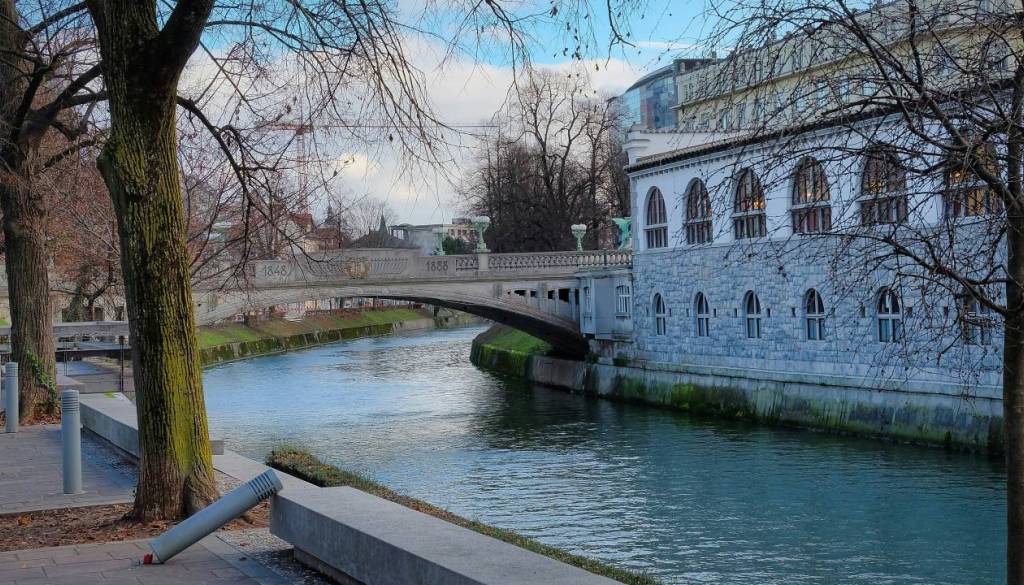 Iz Ljubljanice potegnili preminulo osebo
