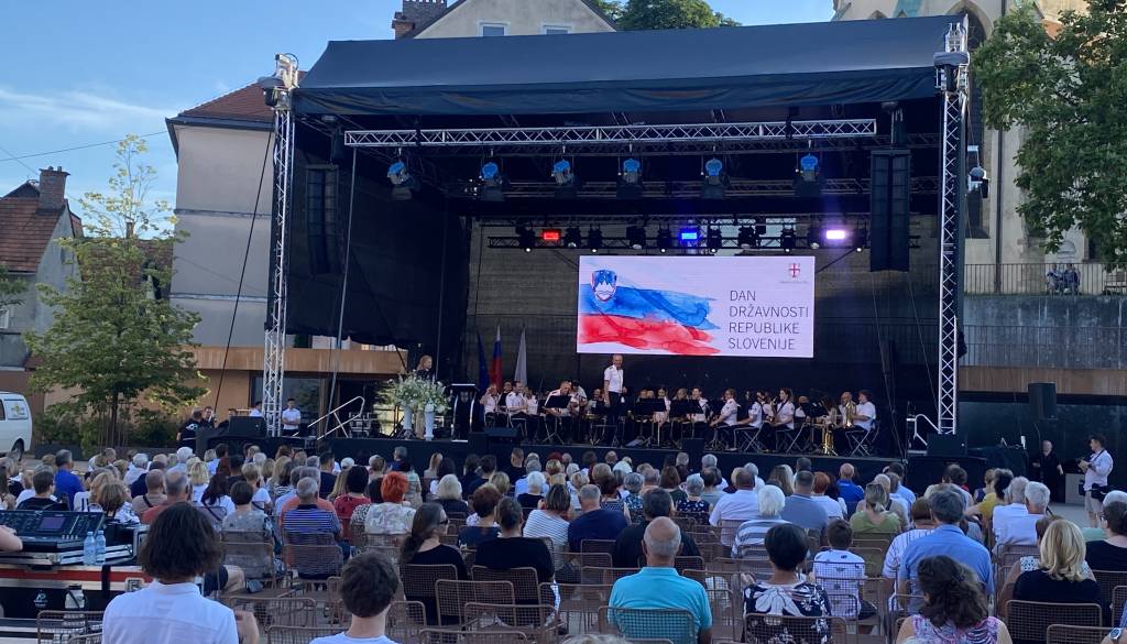 FOTO in VIDEO: Ptujčani skupaj ob dnevu državnosti, slavnostni govorec poslanec Jožef Lenart