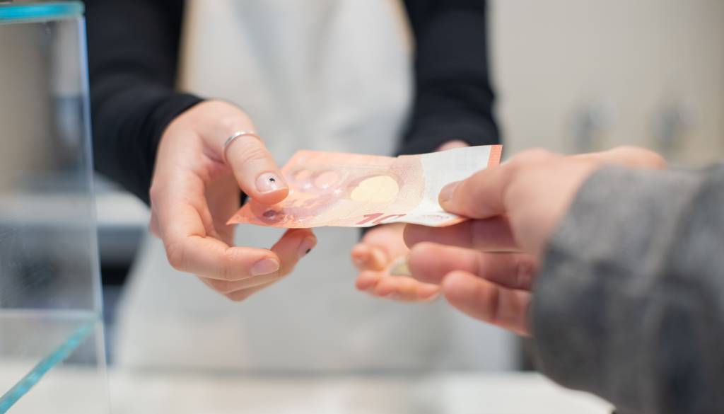 Po vremenski grozljivki v Komendo prišel moški in domačinki v roko stisnil 200 evrov!