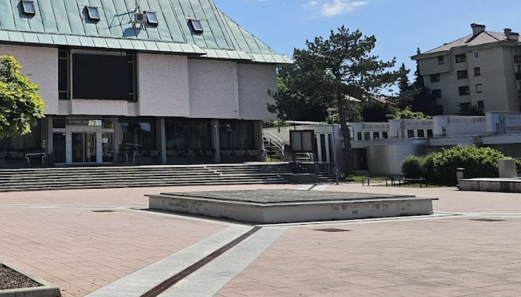 Smrad, okvare in zamašene šobe: Kaj se dogaja s fontano pred Kulturnim domom?