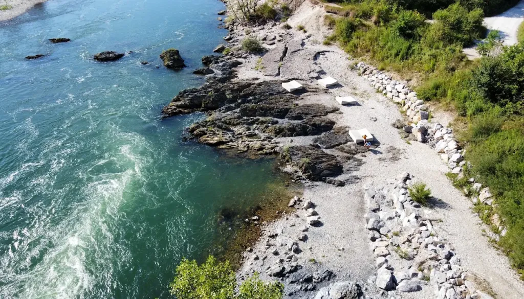 »Nekdo je imel celo daljnogled«: Ljubljančanka ob Savi opazila gole ljudi, je tam nudistična plaža?